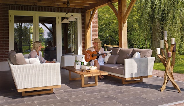 Wicker lounge set furniture may help you make a relaxing outdoor getaway.